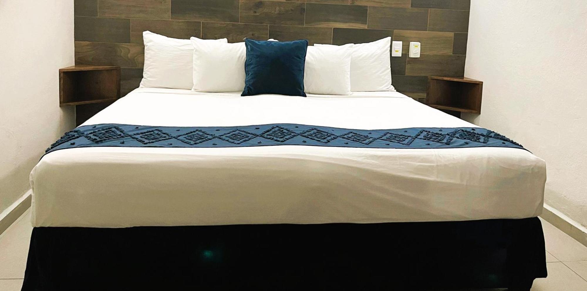 Hotel Juarez 70 Колима Екстериор снимка