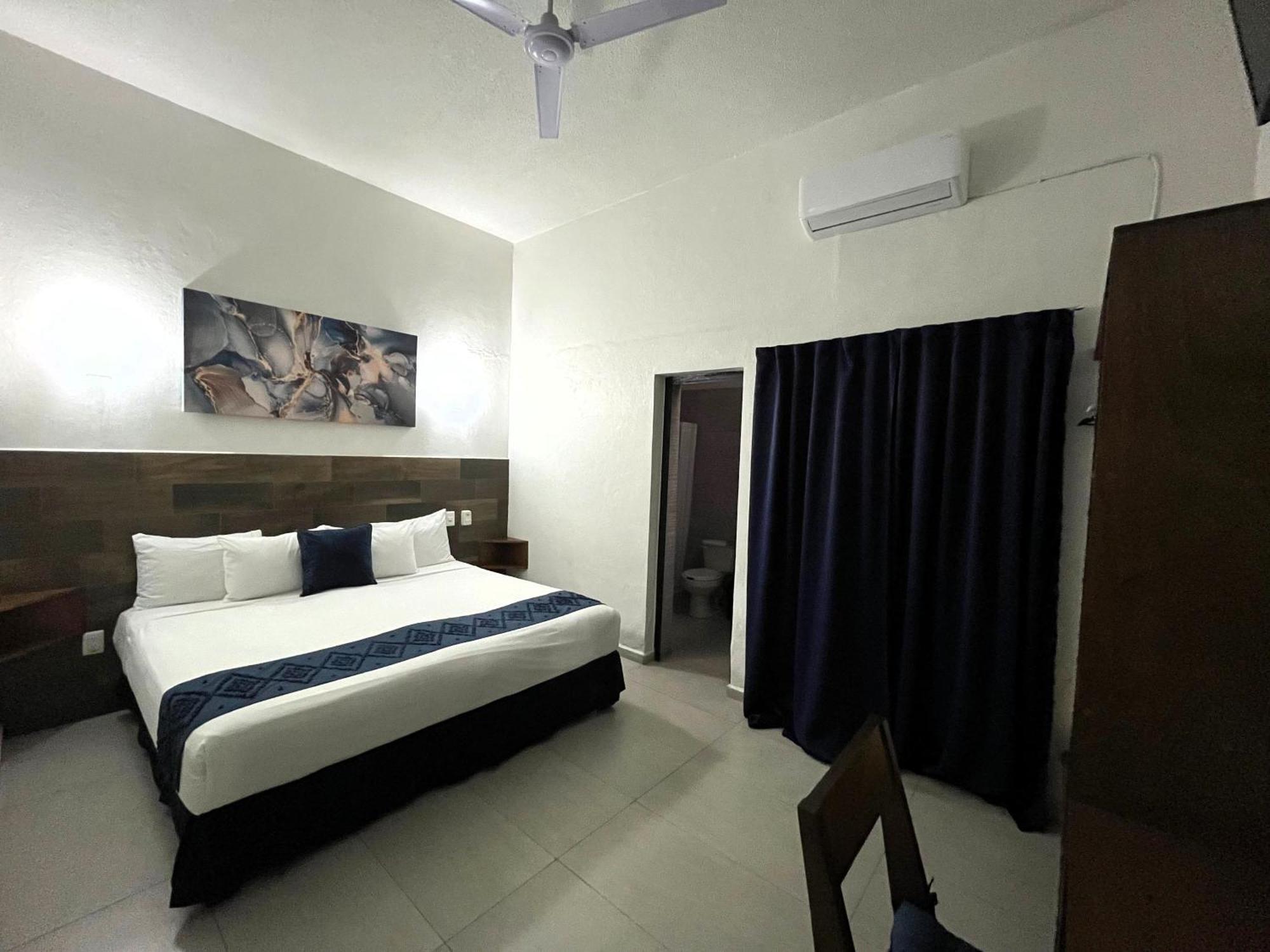Hotel Juarez 70 Колима Екстериор снимка