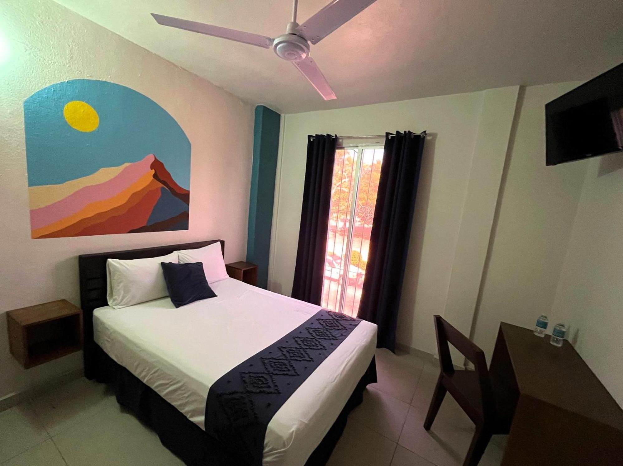 Hotel Juarez 70 Колима Екстериор снимка