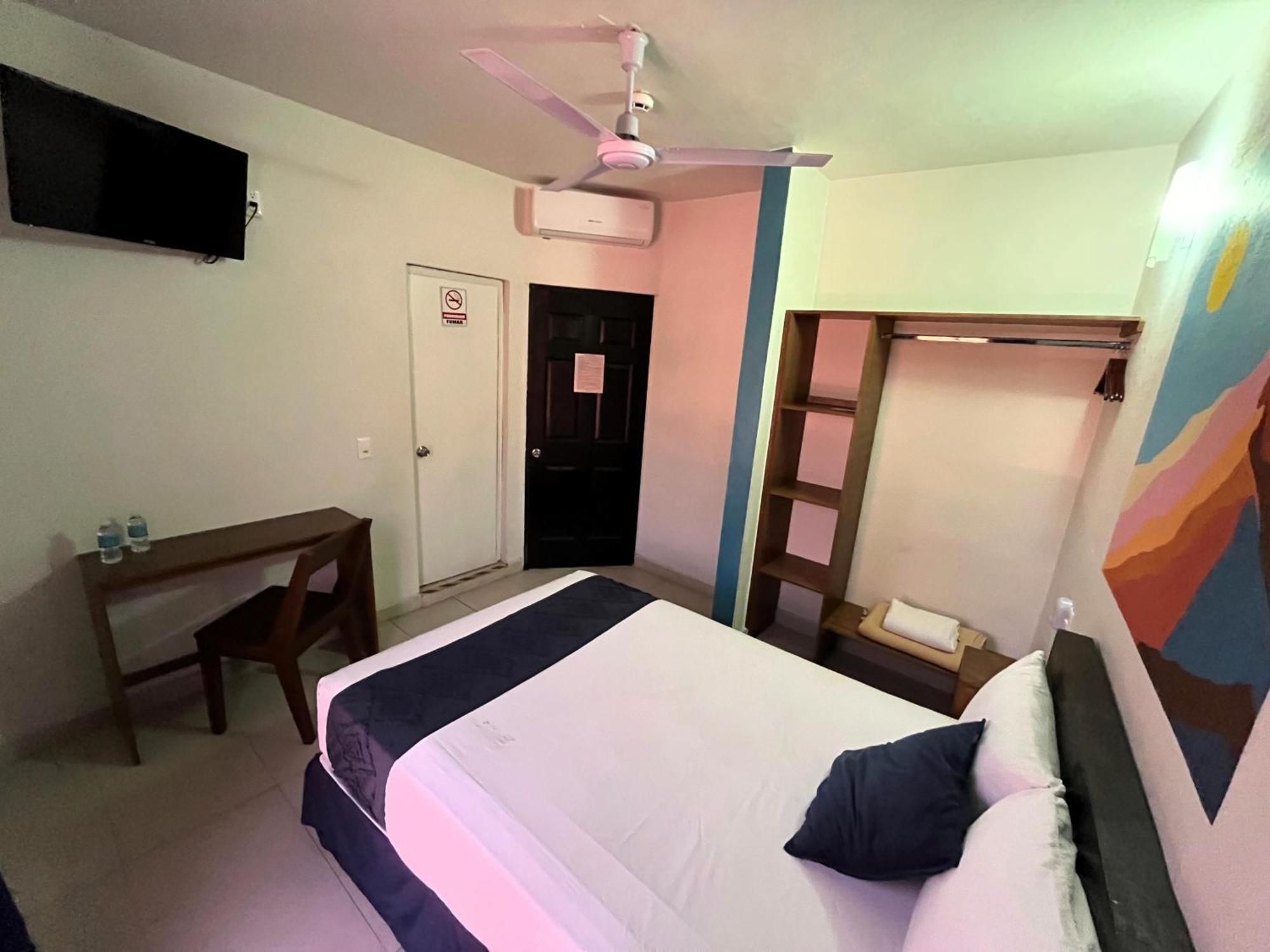 Hotel Juarez 70 Колима Екстериор снимка