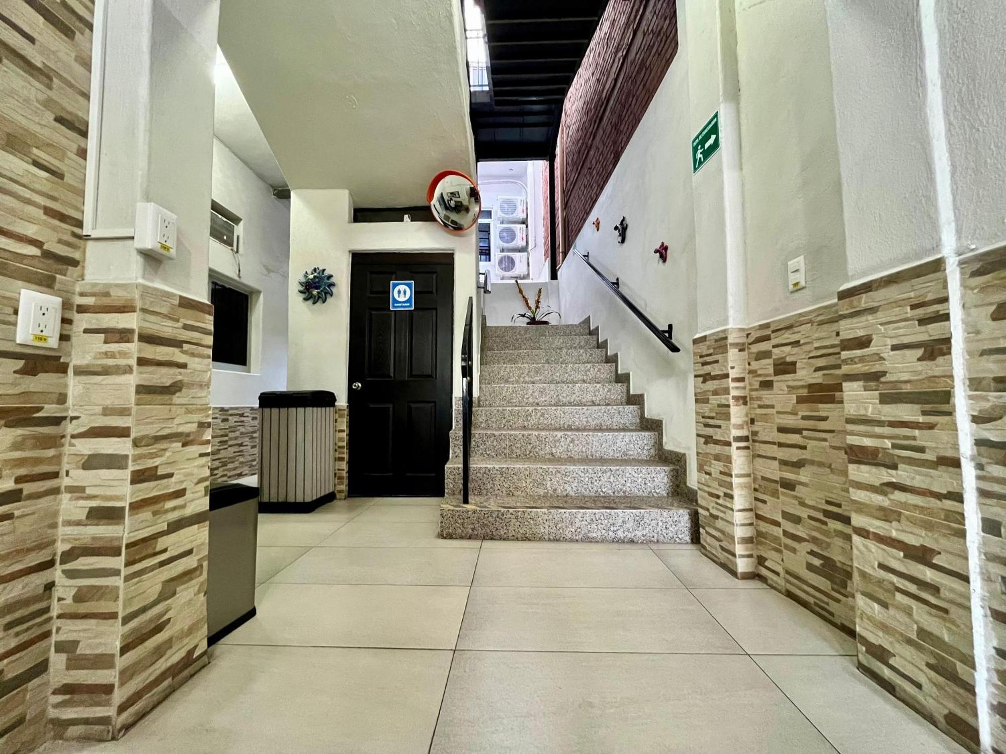 Hotel Juarez 70 Колима Екстериор снимка