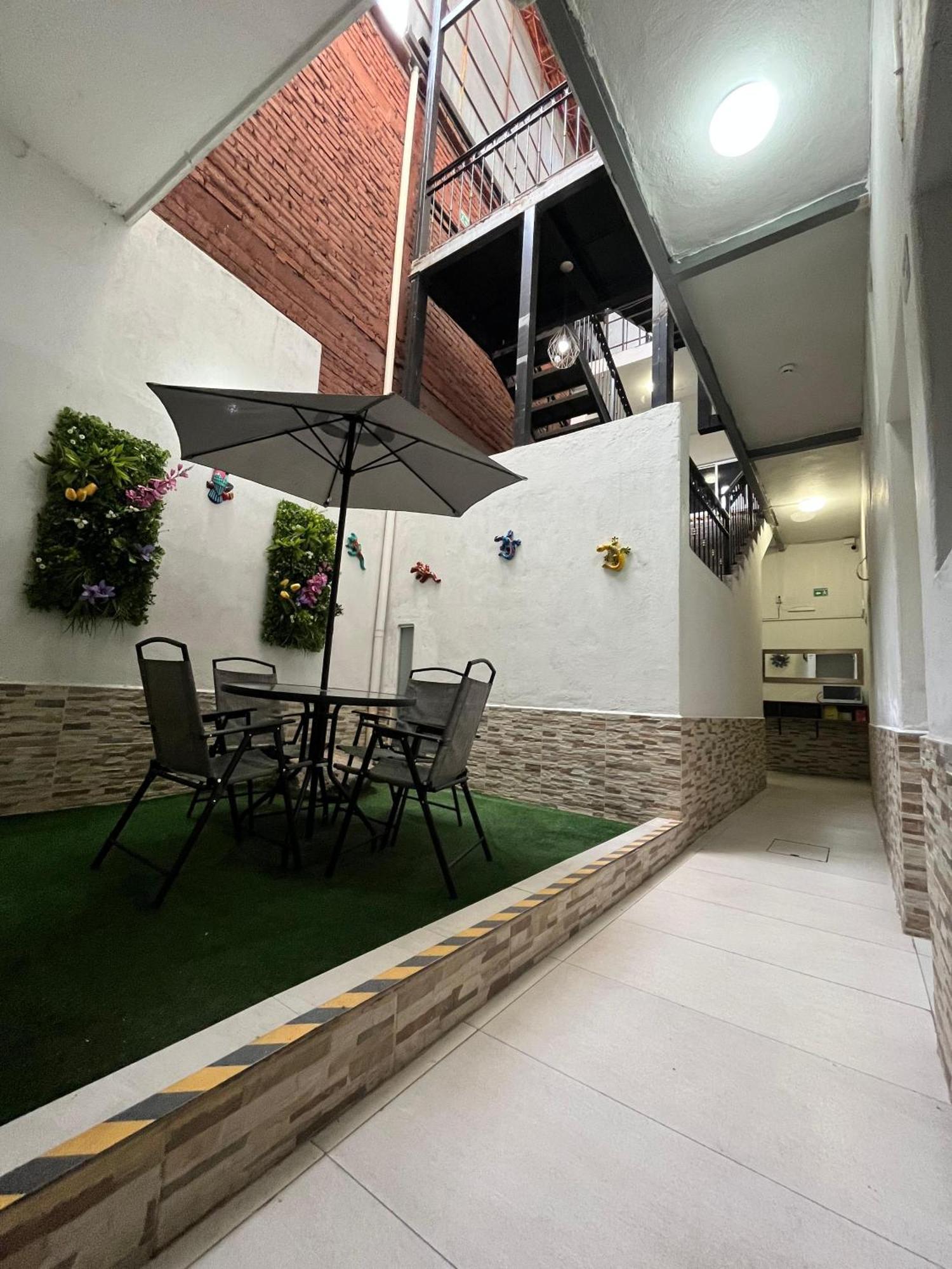 Hotel Juarez 70 Колима Екстериор снимка