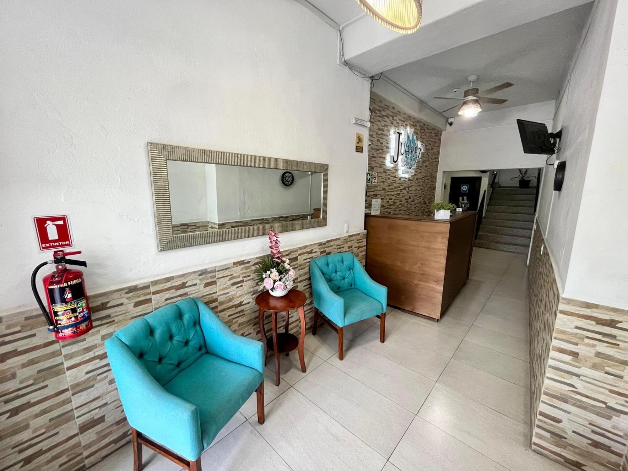 Hotel Juarez 70 Колима Екстериор снимка